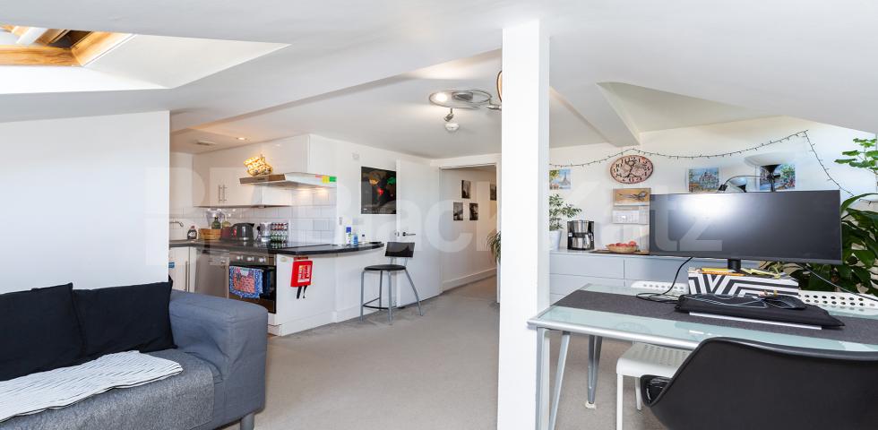 Recently refurbished one bed with acces to a large communal garden mins to Tube. Camden Road , Tufnell Park